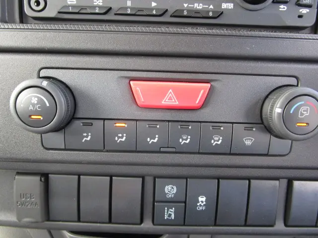 いすゞ エルフ 2RG-NJR88AT(2WD)の写真19