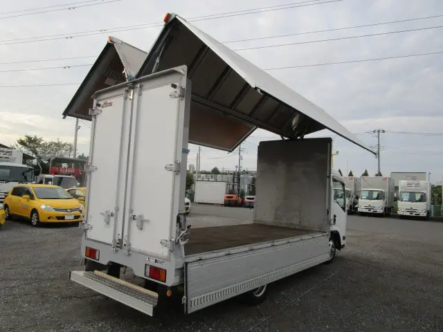 いすゞ エルフ BKG-NMR85AN(2WD)の写真4