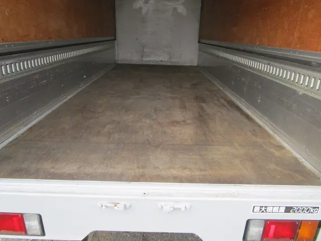 いすゞ エルフ BKG-NMR85AN(2WD)の写真12