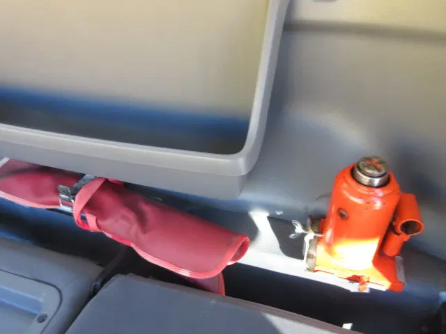 いすゞ エルフ BKG-NPR85AN(2WD)の写真23