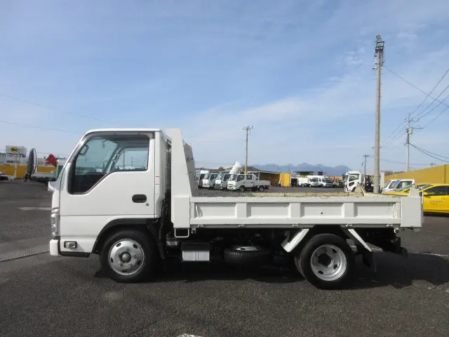 いすゞ エルフ 2RG-NJR88AN(2WD)の写真5