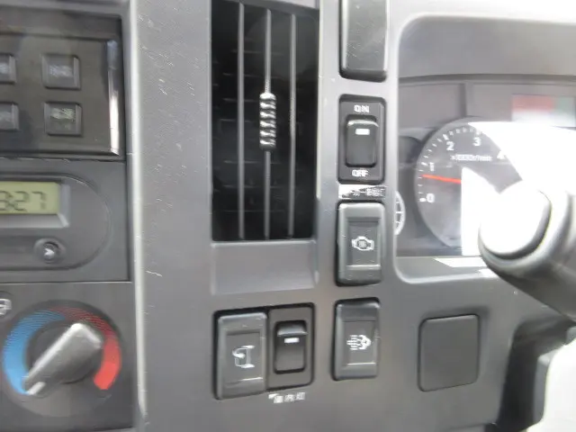 いすゞ エルフ 2RG-NLR88AN(2WD)の写真13