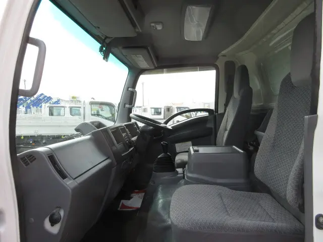 いすゞ エルフ 2RG-NPR88YN(2WD)の写真26
