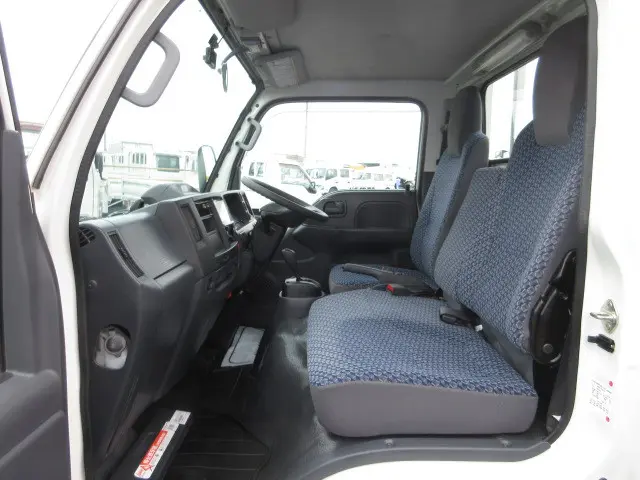 いすゞ エルフ 2RG-NHR88A(2WD)の写真26