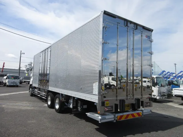 いすゞ ギガ 2PG-CYY77DU(6x4)の写真3