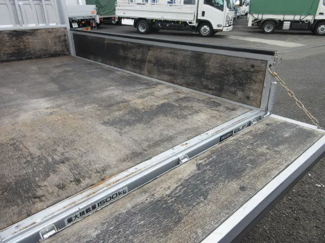 いすゞ エルフ BKG-NHR85A(2WD)の写真9