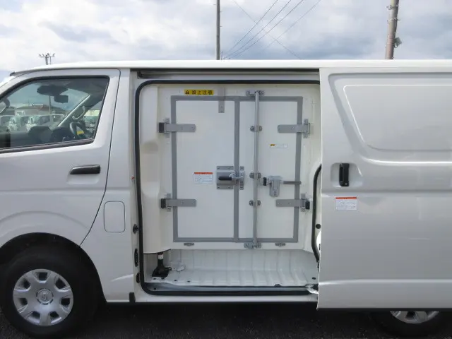 トヨタ ハイエースバン 3DF-GDH206V(4WD)の写真6