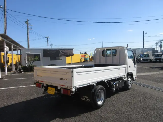 いすゞ エルフ 2RG-NHR88A(2WD)の写真4