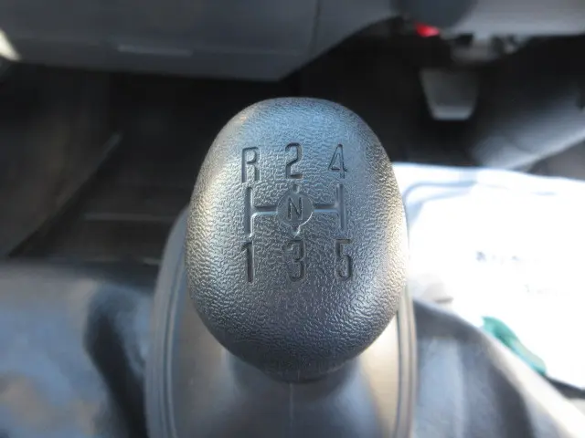 いすゞ エルフ 2RG-NHR88A(2WD)の写真19