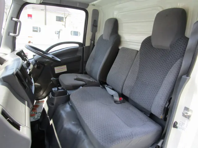 いすゞ エルフ 2RG-NJR88AN(2WD)の写真32