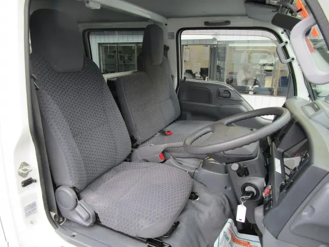 いすゞ エルフ 2RG-NJR88A(2WD)の写真6