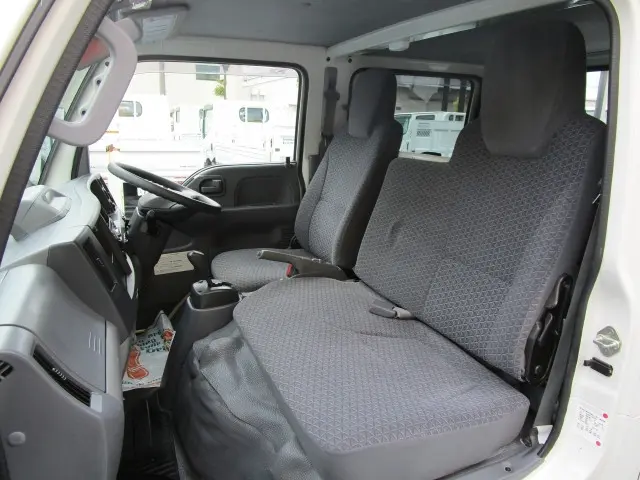 いすゞ エルフ 2RG-NJR88A(2WD)の写真32