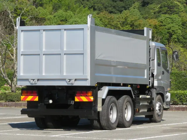 いすゞ ギガ QKG-CXZ77AT(6x4)の写真2