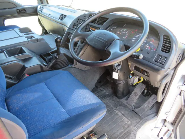 いすゞ ギガ QKG-CXZ77AT(6x4)の写真9