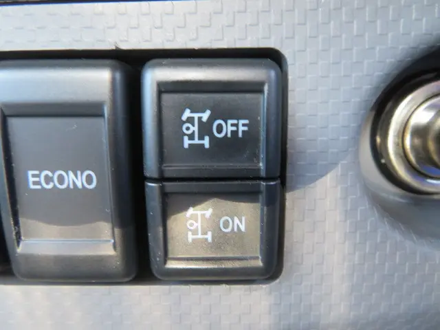 いすゞ エルフ TRG-NMR85AN(2WD)の写真21