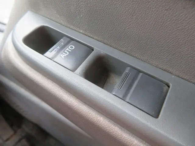 いすゞ エルフ BKG-NJR85A(2WD)の写真17