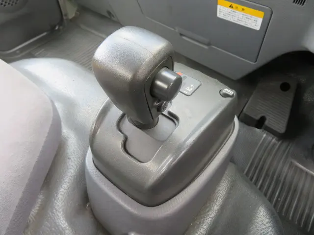 いすゞ エルフ BKG-NJR85A(2WD)の写真19
