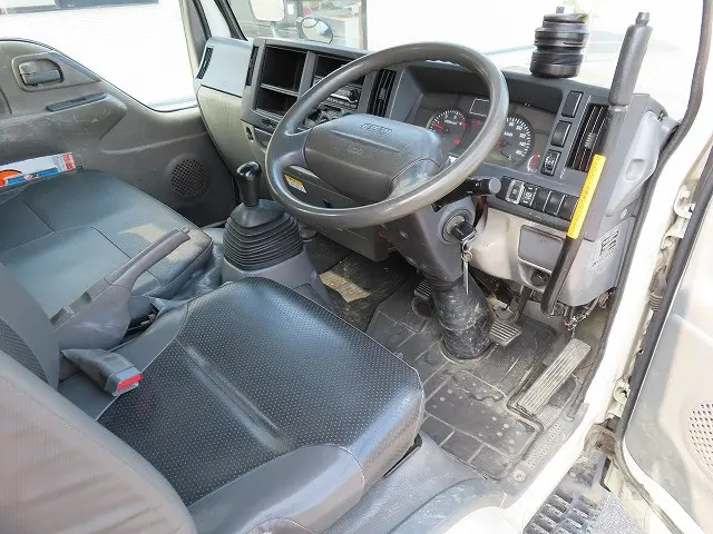 いすゞ エルフ BKG-NKR85N(2WD)の写真9