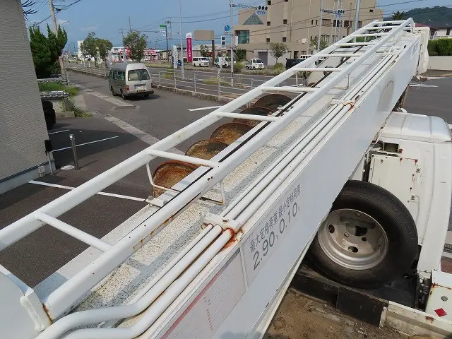 いすゞ エルフ BKG-NKR85N(2WD)の写真23