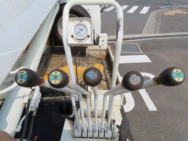 いすゞ エルフ BKG-NKR85N(2WD)の写真27