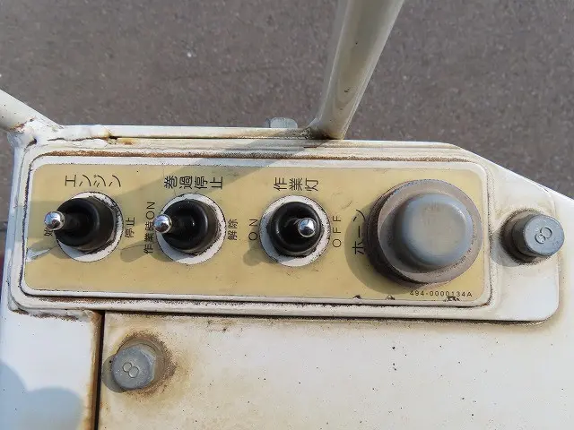 いすゞ エルフ BKG-NKR85N(2WD)の写真28