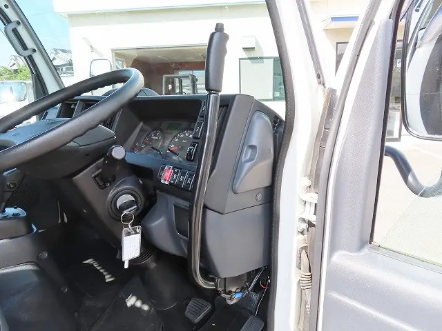 いすゞ エルフ 2RG-NJR88AN(2WD)の写真22