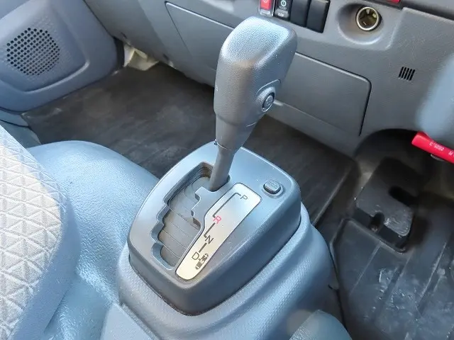 いすゞ エルフ 2RG-NLR88AN(2WD)の写真17