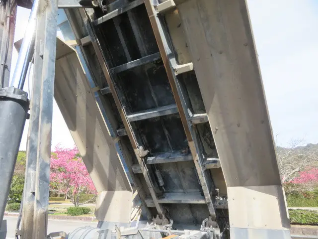 いすゞ ギガ QKG-CXZ77AT(6x4)の写真49