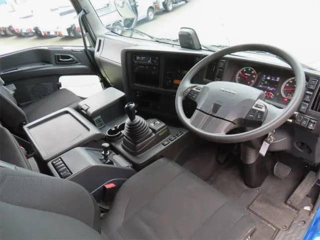 いすゞ ギガ 2PG-CYL77C(6x2)の写真4