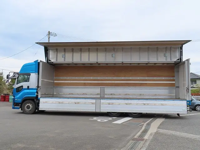 いすゞ ギガ 2PG-CYL77C(6x2)の写真8