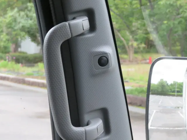 いすゞ エルフ 2RG-NLR88AN(2WD)の写真23