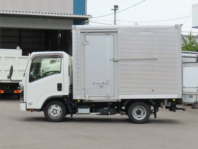 いすゞ エルフ 2TG-NLR88AM(2WD)の写真3