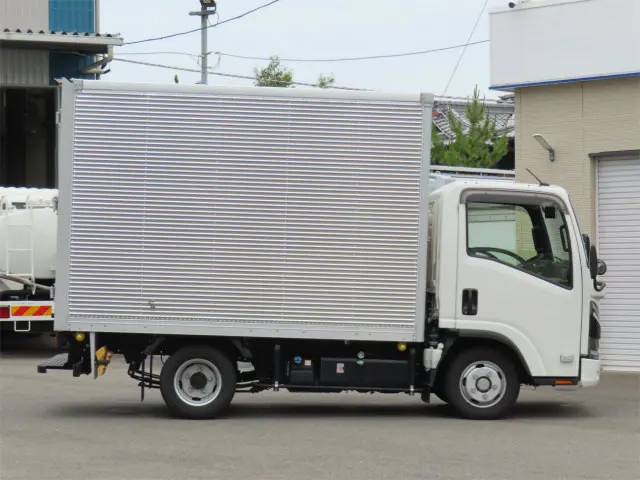 いすゞ エルフ 2TG-NLR88AM(2WD)の写真4
