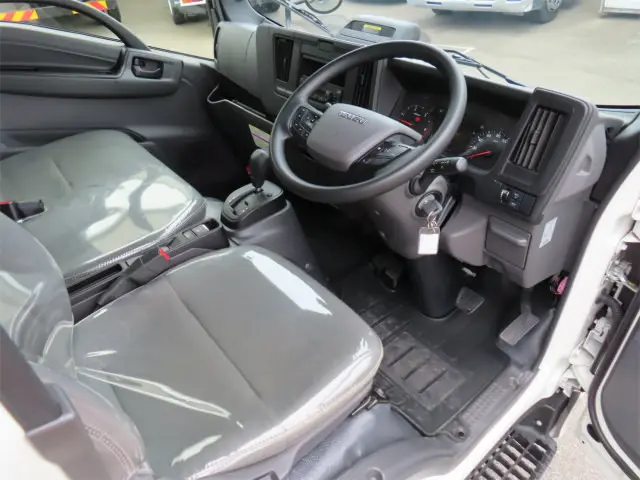 いすゞ エルフ 2TG-NLR88AM(2WD)の写真7