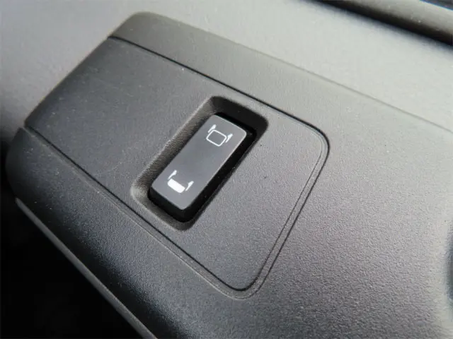 いすゞ エルフ 2TG-NLR88AM(2WD)の写真17