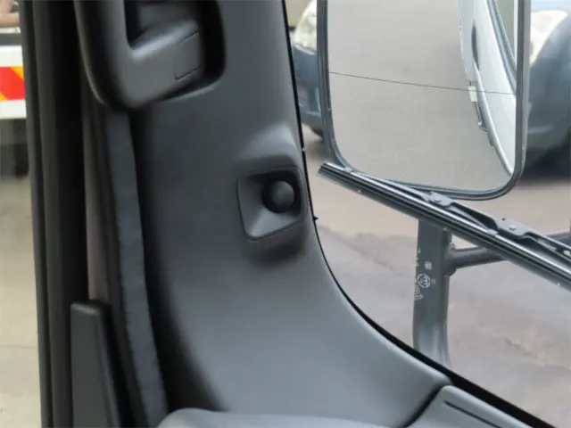 いすゞ エルフ 2TG-NLR88AM(2WD)の写真21