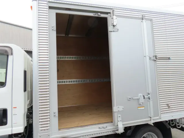 いすゞ エルフ 2TG-NLR88AM(2WD)の写真33