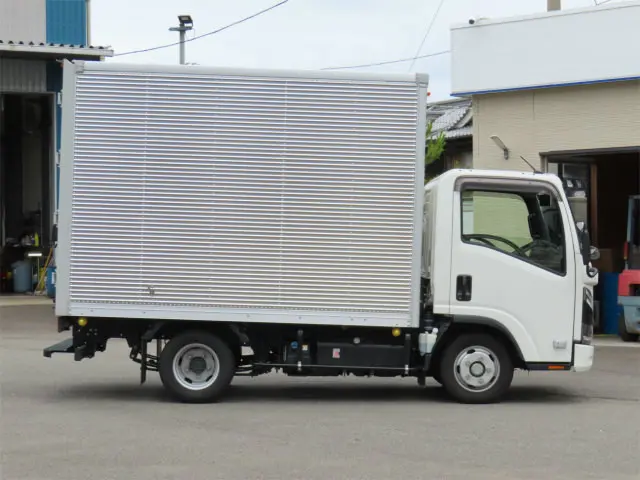 いすゞ エルフ 2TG-NLR88AM(2WD)の写真4