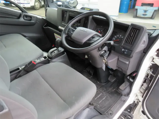 いすゞ エルフ 2TG-NLR88AM(2WD)の写真8