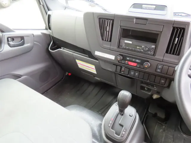 いすゞ エルフ 2TG-NLR88AM(2WD)の写真14