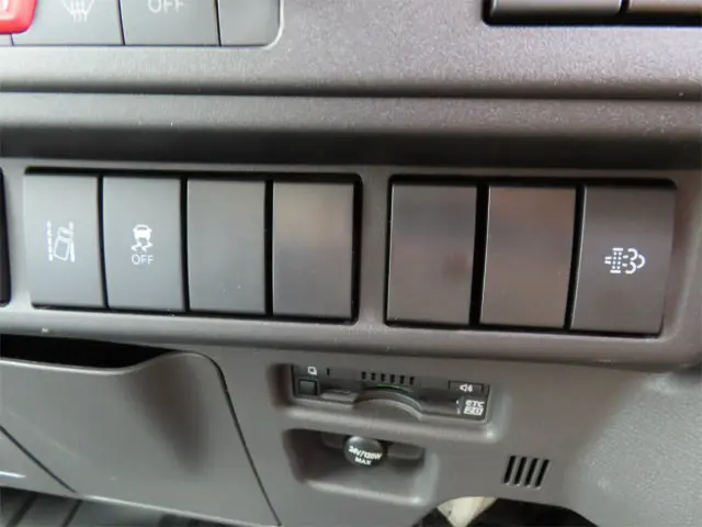 いすゞ エルフ 2TG-NLR88AM(2WD)の写真16