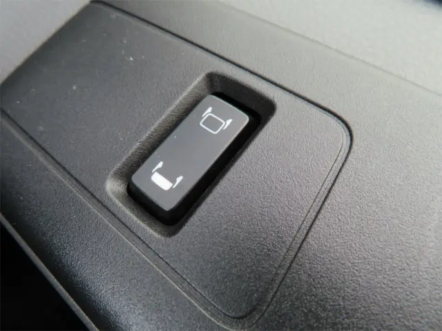 いすゞ エルフ 2TG-NLR88AM(2WD)の写真17