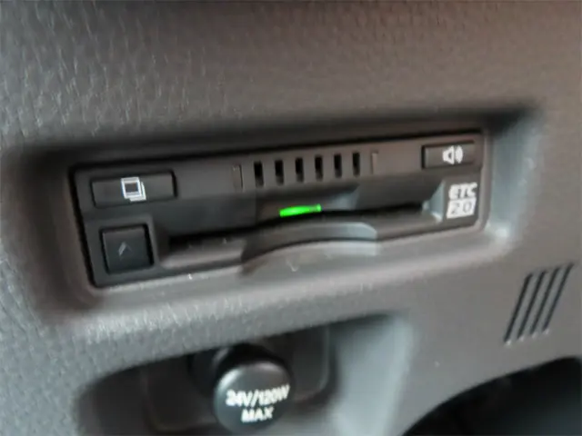 いすゞ エルフ 2TG-NLR88AM(2WD)の写真21