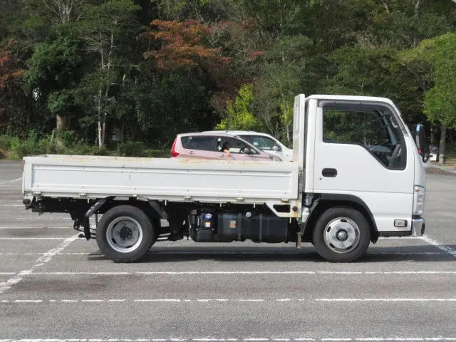 いすゞ エルフ 2RG-NJR88A(2WD)の写真4