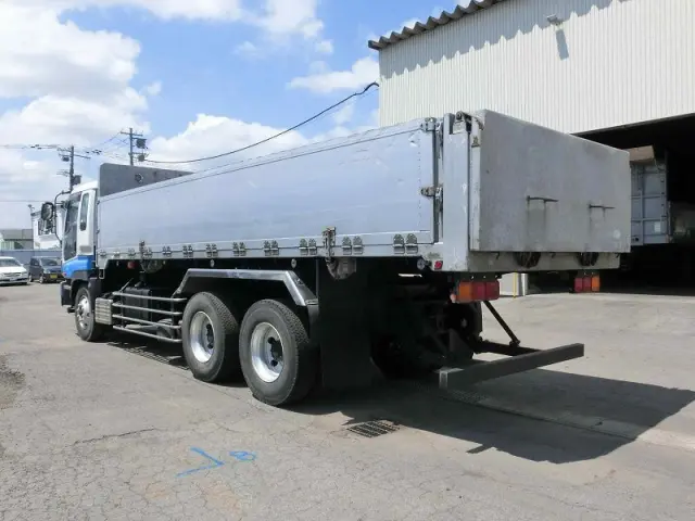 いすゞ ギガ PJ-CYZ51Q5(6x4)の写真4