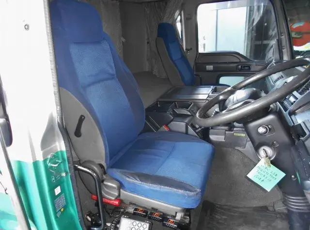 いすゞ ギガ PKG-CYL77V8(6x2)の写真4