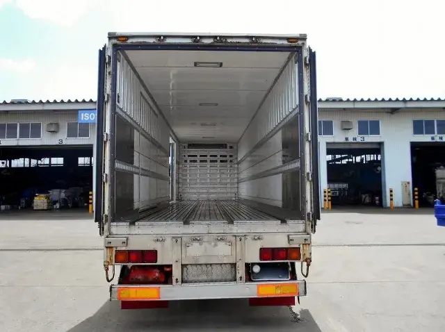 いすゞ ギガ PKG-CYL77V8(6x2)の写真9