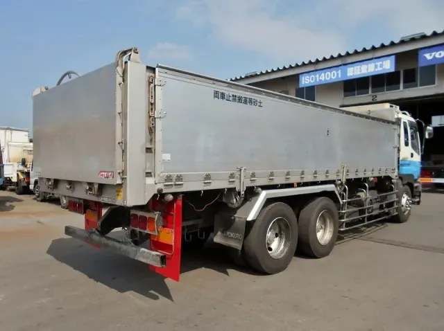 いすゞ ギガ PJ-CYM51Q6(6x2)の写真2