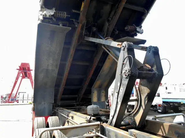 いすゞ ギガ PJ-CYM51Q6(6x2)の写真11