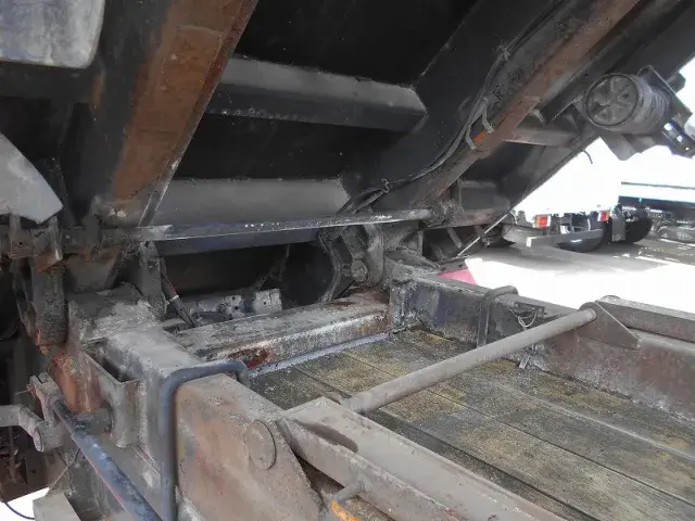 いすゞ ギガ PJ-CYM51Q6(6x2)の写真12